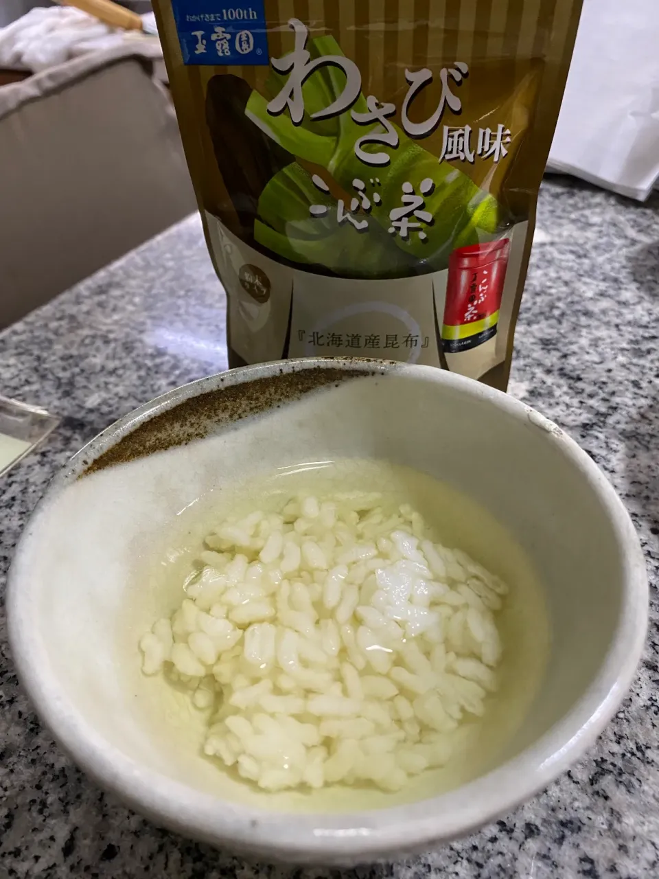 玉露園わさび風味こんぶ茶をいただきました、先ずはお茶漬けからいただきます。|おかこさん