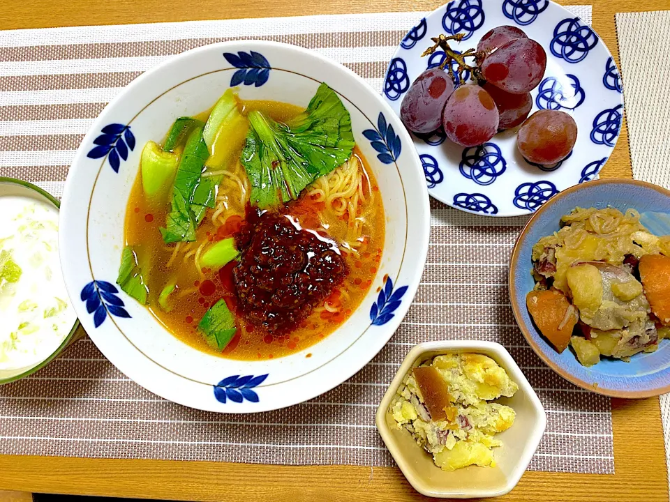 担々麺、奈良漬さつまいもマッシュ🍠、さつまいもで肉じゃが、ピオーネ🍇|1614さん