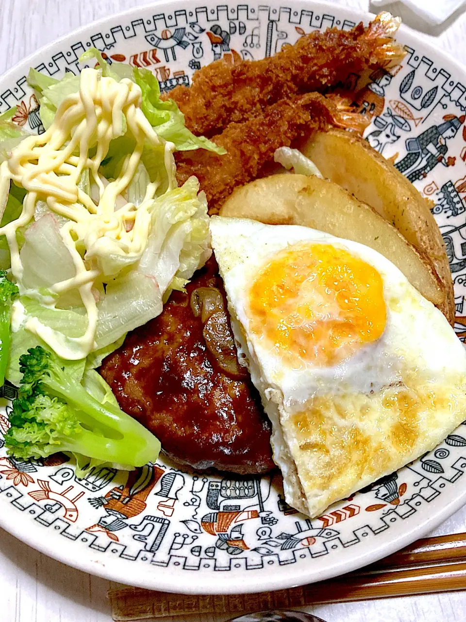 目玉焼きのせエビフライ、ハンバーグ|Ayaさん