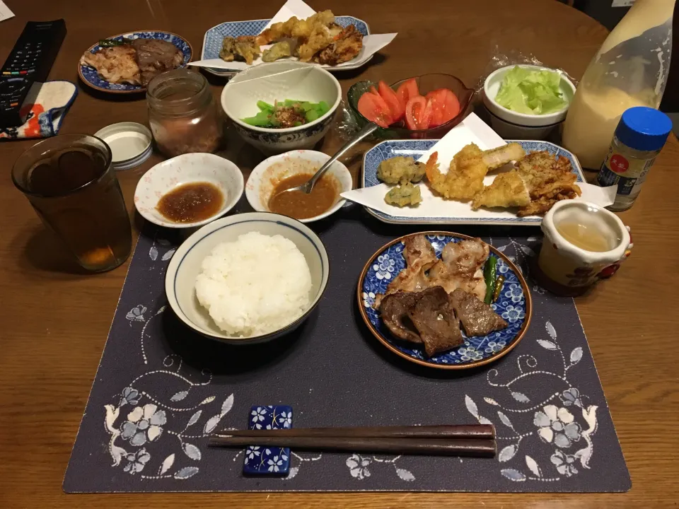 ご飯、焼肉2種と青唐辛子焼き、ステーキ宮のたれ、万能味ソース、天ぷら盛り合わせ、サラダ、イカの塩辛、小松菜のお浸し、六条麦茶、葡萄ジュース寒天(夕飯)|enarinさん