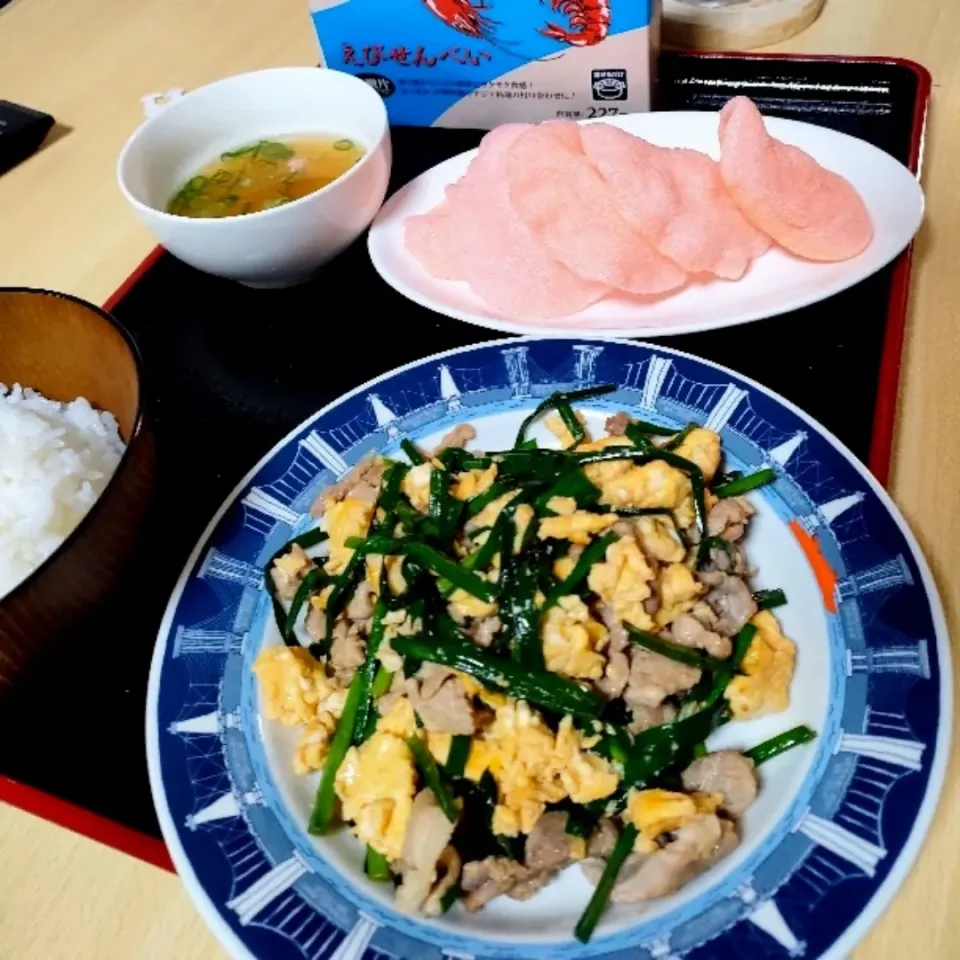 Snapdishの料理写真:ニラ玉、えびせん、中華スープ、ごはん。|ariyo4200さん