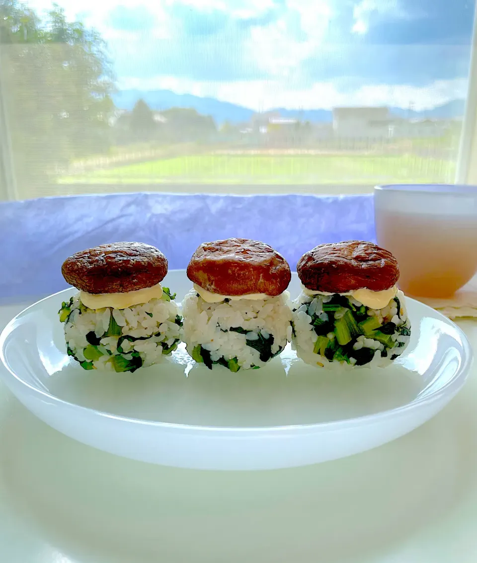 大根葉と明太子おにぎりに焼き椎茸帽😄|サミカさん