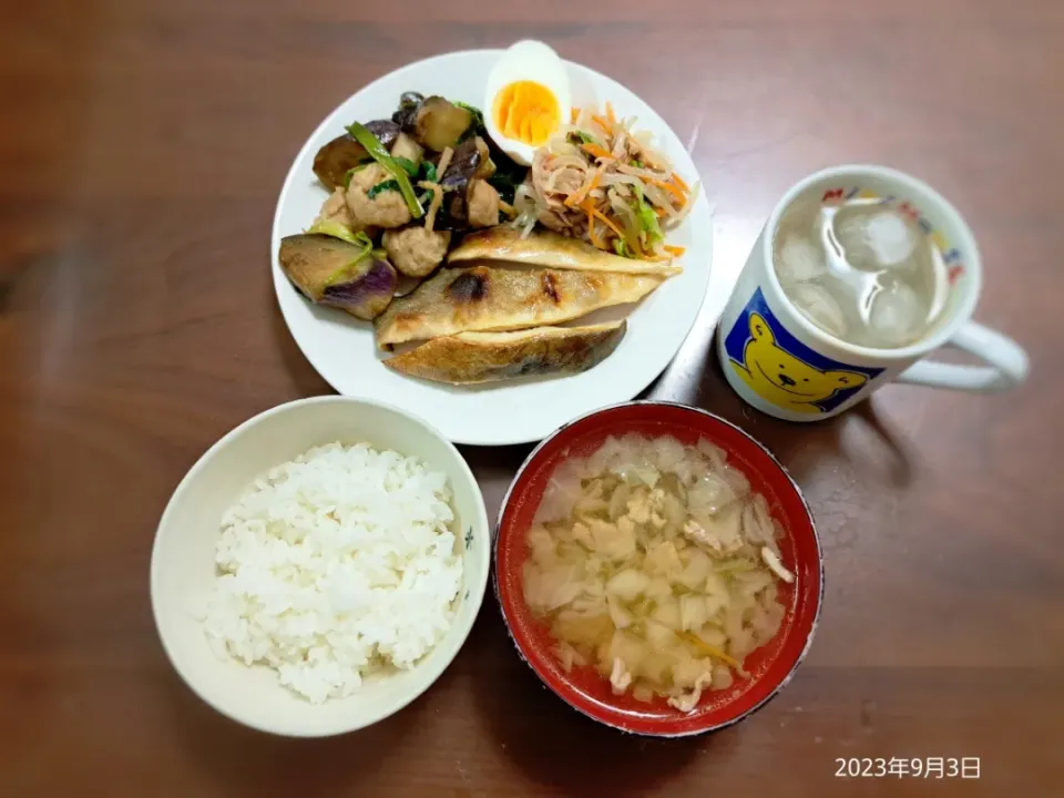 Snapdishの料理写真:2023年9月3日の晩ご飯
真ほっけスティック
鶏団子と茄子の生姜炒め煮
ツナともやしのサラダ
豚肉とキャベツのコンソメスープ
焼酎水割り|ソラ♂のご飯さん