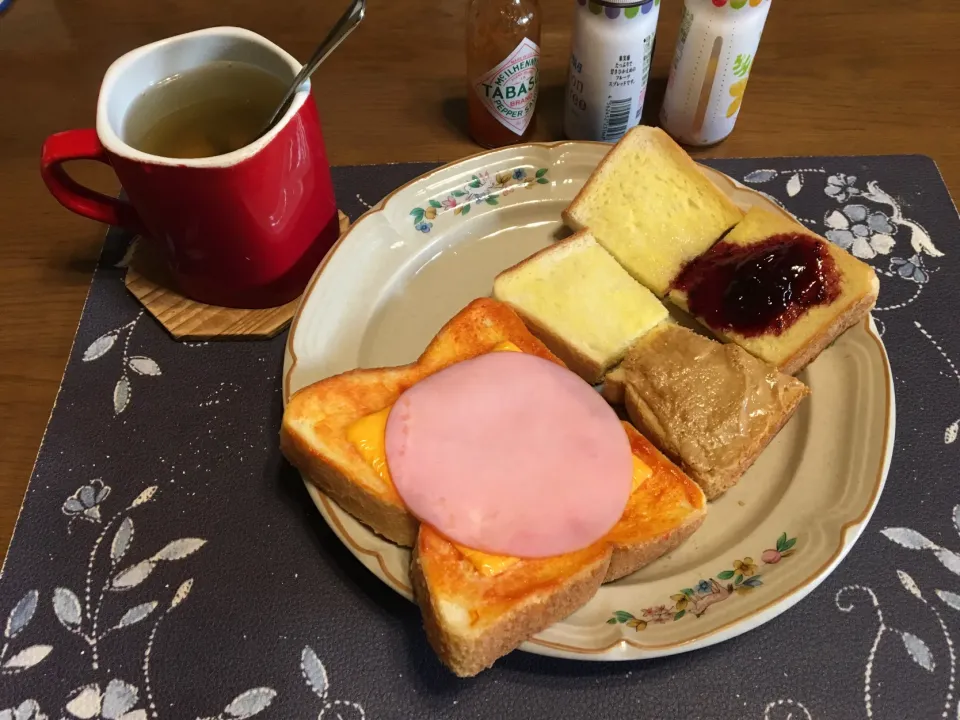 ハムチーズトースト、フルーツスプレッドトースト、ピーナッツバタートースト、タマネギスープ(朝ご飯)|enarinさん