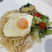 Snapdishの料理写真:貧乏人風スパゲッティと茹で野菜。|pastakiuchiさん