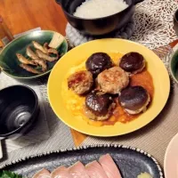 Snapdishの料理写真:しいたけの鶏肉詰め
子持ち鮎の甘露煮
ぶりのお刺身
ご飯は久しぶりの土鍋ご飯|なおさん