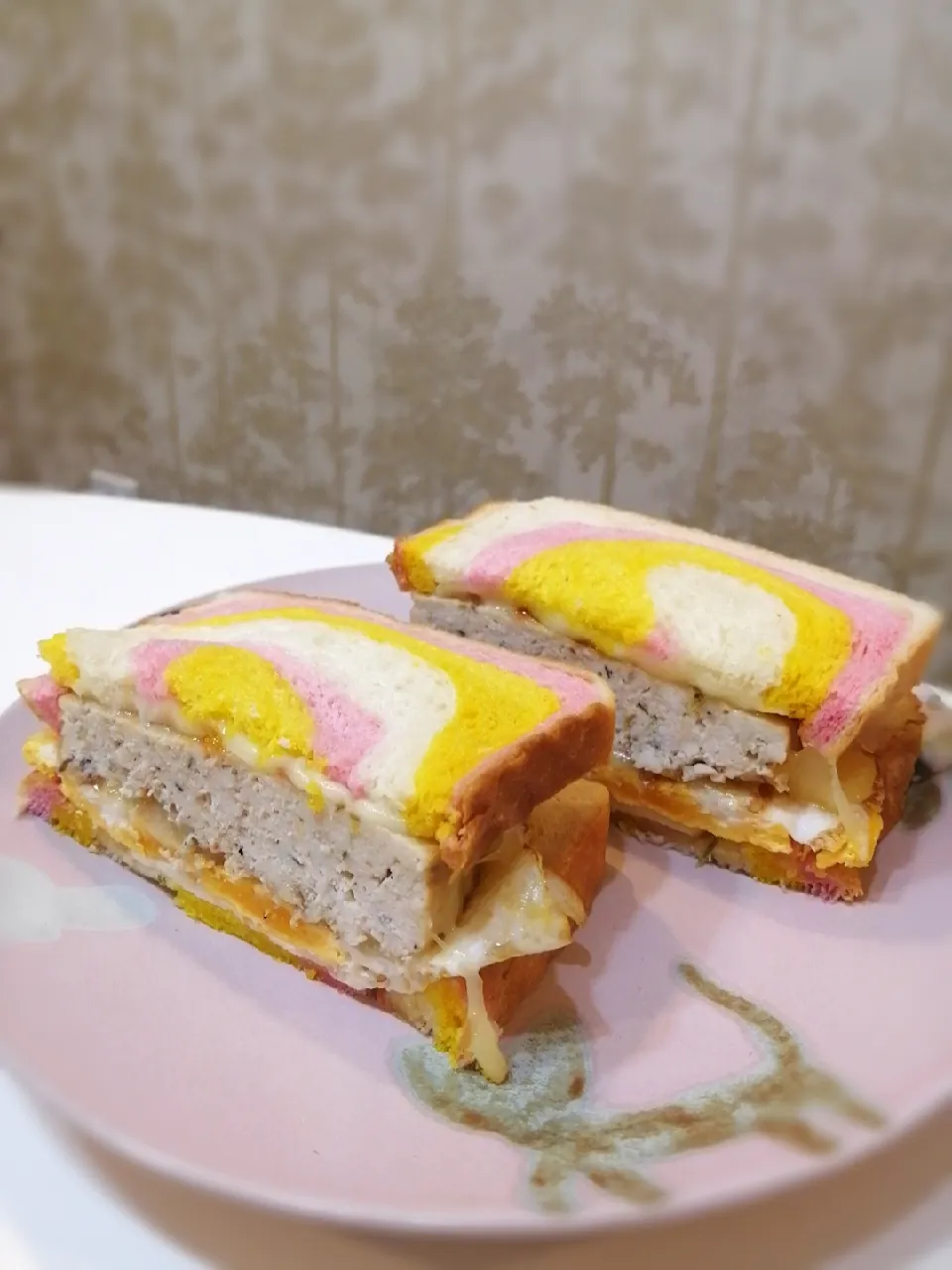 Snapdishの料理写真:Self bake bread with sausage and egg|Lim Adrianさん