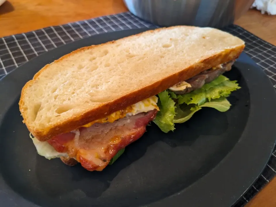 Snapdishの料理写真:手作りカンパーニュ＆ベーコンでサンドイッチ🥪|Kanaさん