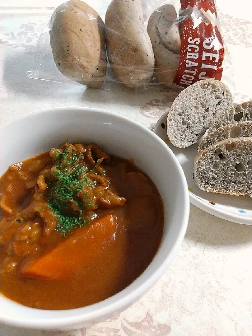 ☆今日の朝ごはん☆ ビーフシチュー   成城石井 黒胡麻香る五穀のロールパン|hamamaさん