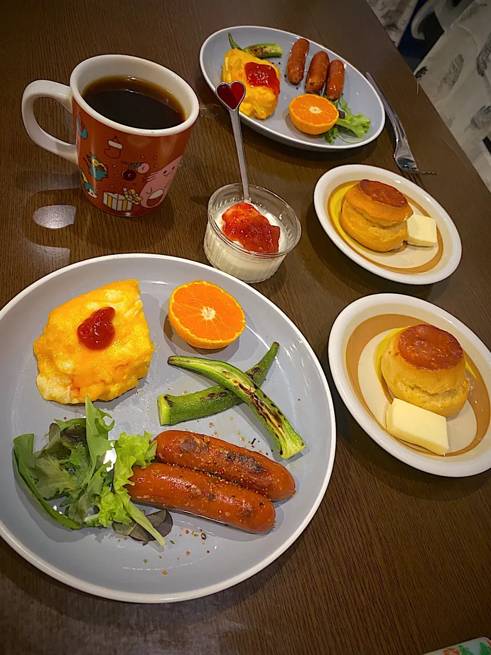 Snapdishの料理写真:オムレツ　トマトソース　焼きチョリソー　オクラロースト　みかん　スコーン　バター　コーヒー|ch＊K*∀o(^^*)♪さん