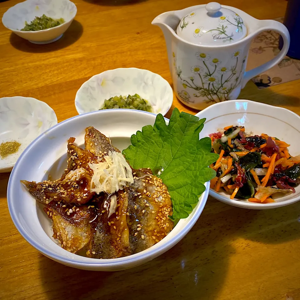 鯵の蒲焼丼（お出汁付き）と、海苔と野菜と海藻の和え物|もえさん