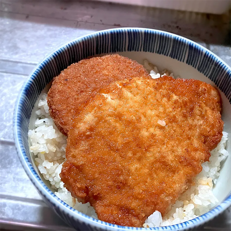 今夜は、焼きとんかつと厚切りハムカツで、タレカツ丼を頂きました😋🎵🎉|ギムレットさん