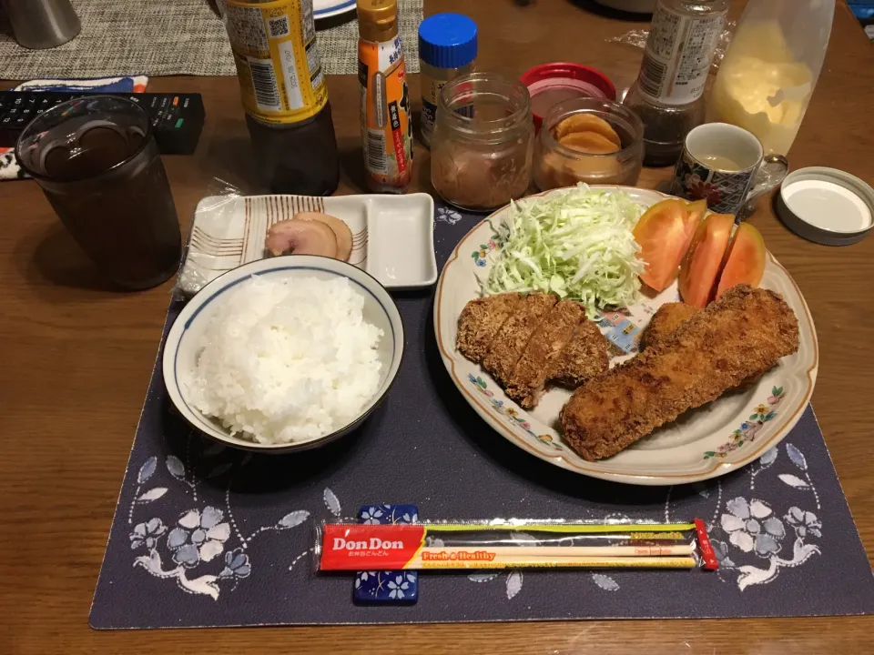 ご飯、トンカツ、イカフライ、コロッケ、サラダ、煮豚、イカの塩辛、六条麦茶、葡萄ジュース寒天(夕飯)|enarinさん