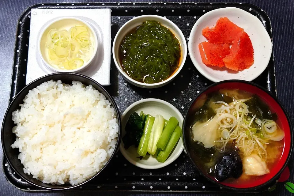 今日の朝ごはんは家（ごはんは新米の千葉県産粒すけ、辛子明太子、めかぶポン酢、納豆、あんこうと舞茸のみそ汁、やわらか菜漬（小松菜漬））|Mars＠釜飯作り研究中さん