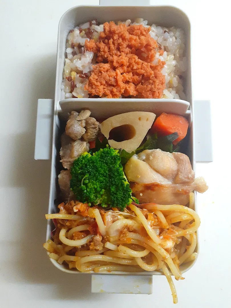 Snapdishの料理写真:☆中学生弁当☆雑穀鮭ごはん、筑前煮、鶏塩麹焼き、ブロッコリー、ミートソース|ｼｮｺﾗさん