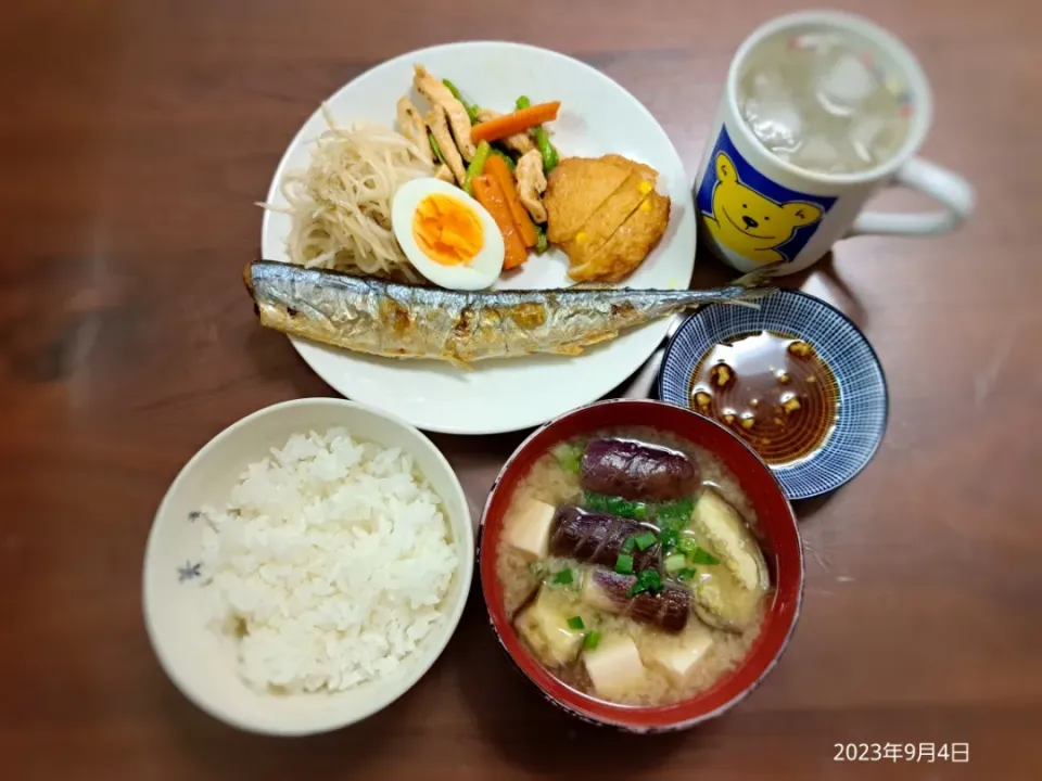 2023年9月4日の晩ご飯
秋刀魚の塩焼き
鶏肉とアスパラのオイスターソース炒め
しらすと大根のピリ辛サラダ
豆腐と茄子のお味噌汁
焼酎水割り|ソラ♂のご飯さん