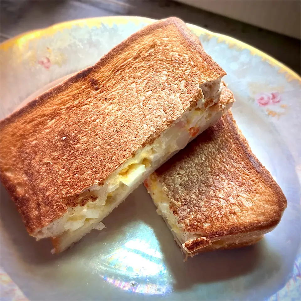 朝食に、タマポテトサラダホットサンドを頂きました😋🎵🎉|ギムレットさん