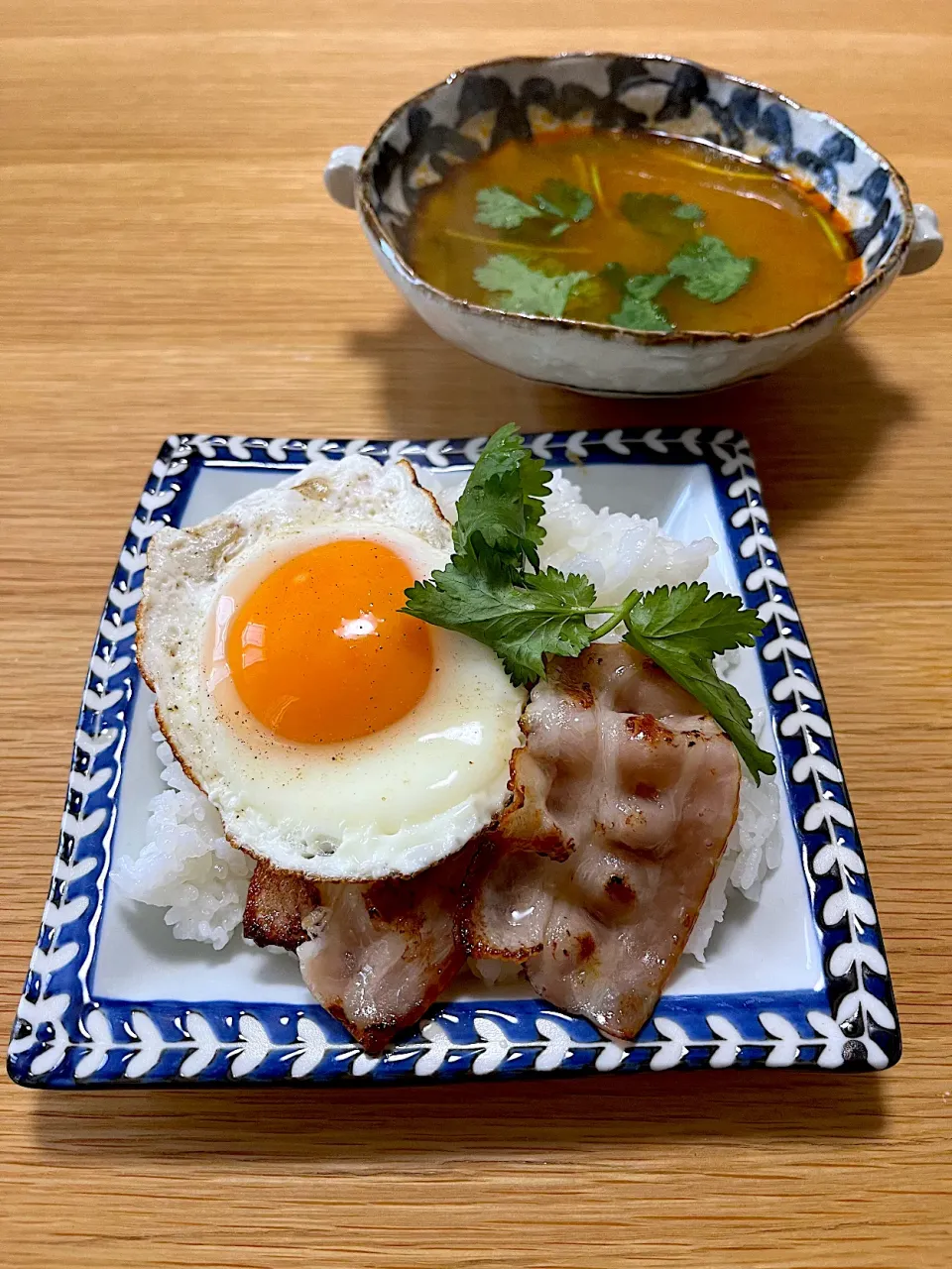 今日の朝ごはん~シーフードトムヤムクン、ベーコンエッグごはん~|ゆかｕさん