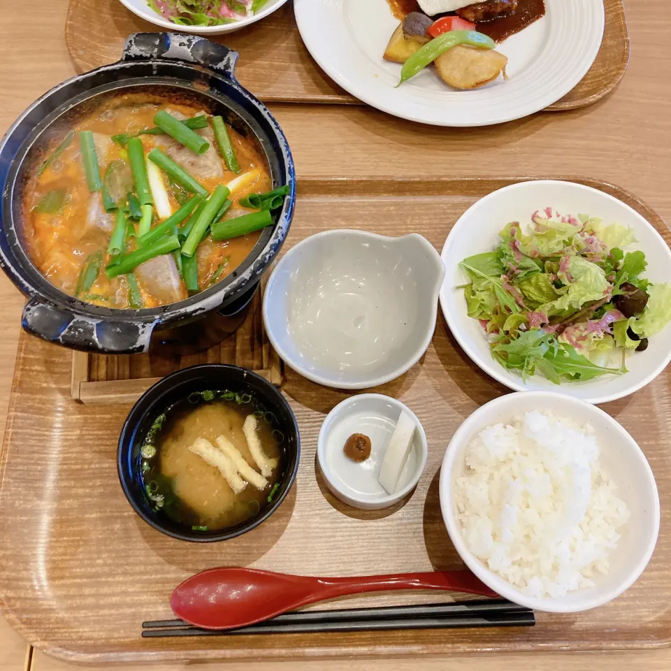 Snapdishの料理写真:牛すじと根野菜の味噌煮込み定食|ちゃみこさん