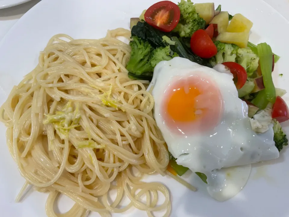 Snapdishの料理写真:レモンクリームスパゲッティー。玉子と温野菜添え。|pastakiuchiさん