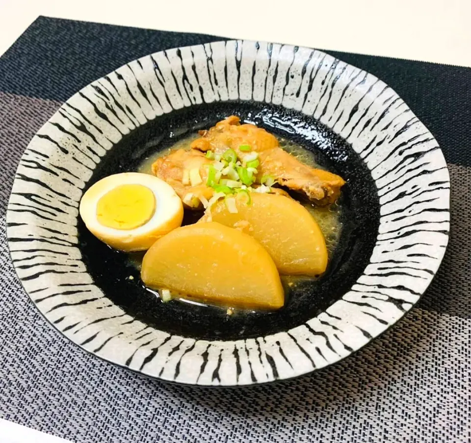 大槻奥さまご指導の鶏手羽の味噌煮🍗

味噌 醤油 砂糖 酒で煮込みました！|quitaさん