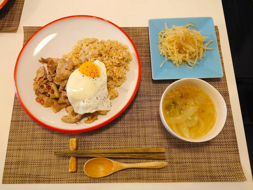 今日の夕食　豚肉とれんこんのナンプラー炒め丼|pinknari🐰🌈さん