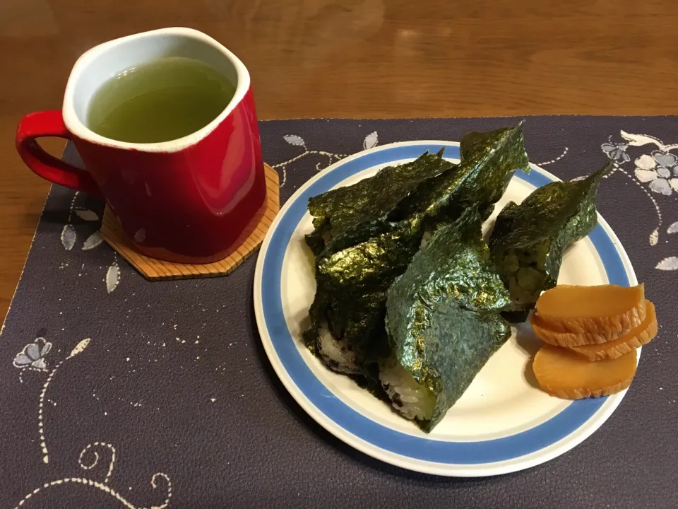 おにぎり、沢庵、熱い日本茶(朝ご飯)|enarinさん