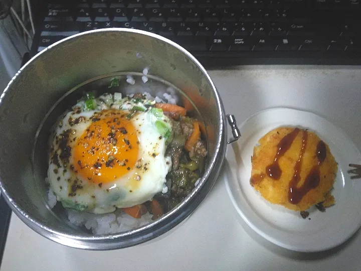 Snapdishの料理写真:目玉焼き乗せ麻婆茄子丼＆冷食カニクリームコロッケ|darkbaronさん