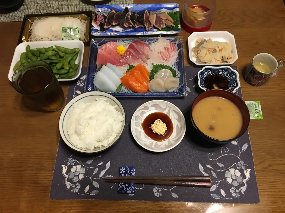 Snapdishの料理写真:ご飯、刺身盛り合わせ、スルメイカのお造り、鰹のたたき、卯の花のお惣菜、枝豆、沢庵、なめこの味噌汁、六条麦茶、葡萄ジュース寒天(夕飯)|enarinさん