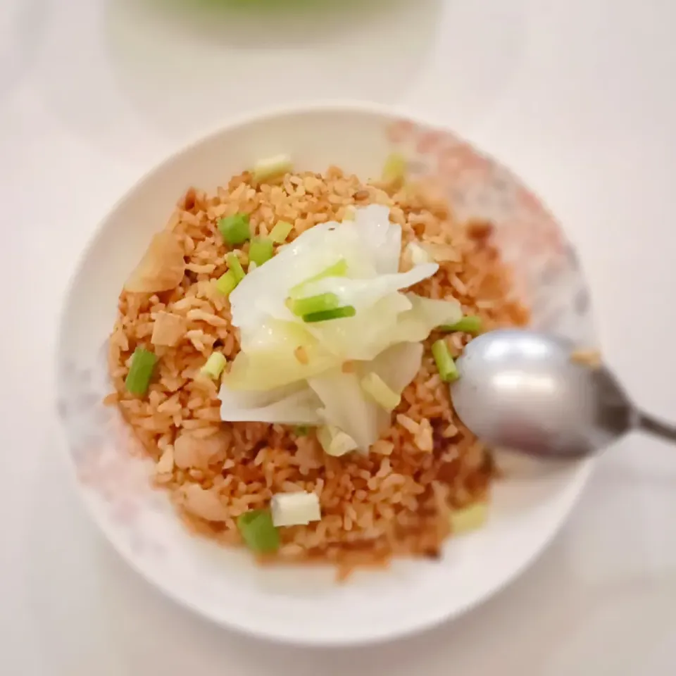 Snapdishの料理写真:Garlic fried rice with steam cabbage 

Ingredients for fried rice - Garlic + red onions + egg + fish sauce + dark soy sauce

Sauce for steam cabbage - Oyster sauce|2721_blissさん