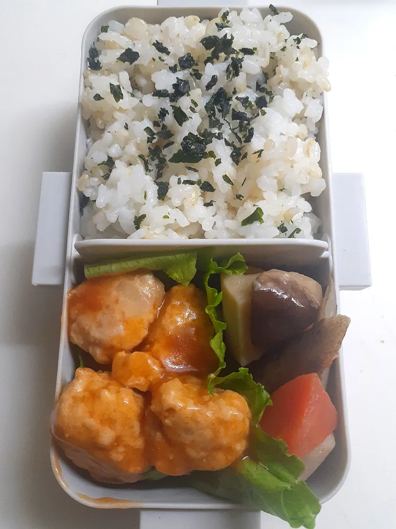 ☆中学生弁当☆若芽ごはん、筑前煮、ミートボール|ｼｮｺﾗさん