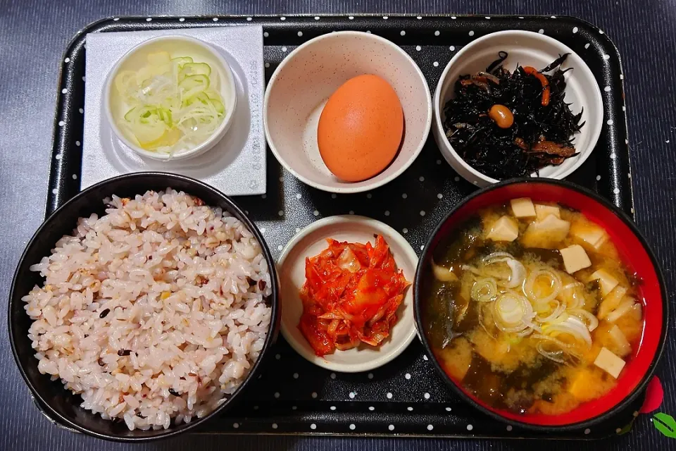 今日の朝ごはん（十六穀ごはんにひじき煮、生卵、納豆、椎茸のみそ汁、白菜キムチ）|Mars＠釜飯作り研究中さん