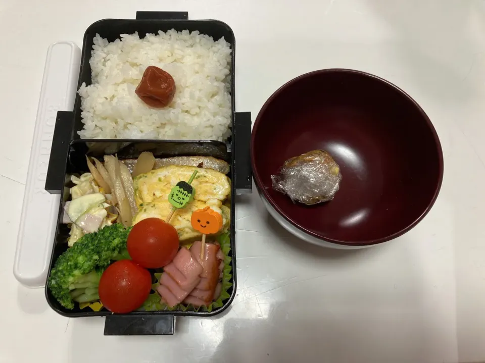 Snapdishの料理写真:パパ弁☆鮭☆葱入り卵焼き☆きんぴらごぼう☆マカロニサラダ☆プチトマト☆ブロッコリー☆魚ニソ炒め☆みそ玉|Saharaさん