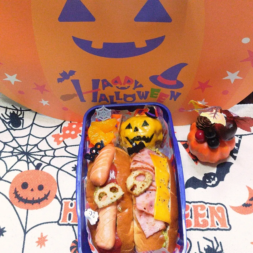 Snapdishの料理写真:先週作ったハロウィン🎃お弁当

ハロウィン🎃ハンバーグ
ホットドック（キャベツのカレーパウダー炒め)
ベーコンチーズドック（キャベツのカレーパウダー炒め)
レンコンドクロ💀（素揚げ)|ごますりさん