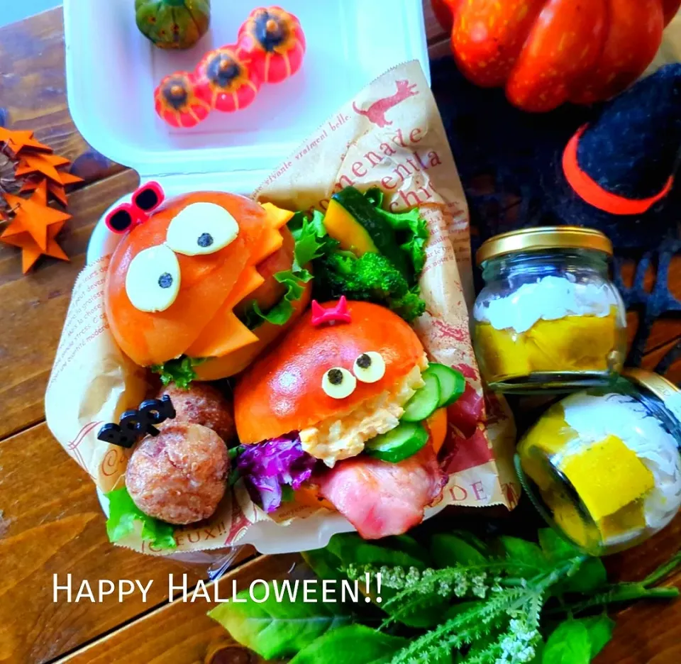 長女弁当💕
ハロウィンバーガー✨

✾バーガー2種
卵×きゅうり×ベーコン×紫キャベツ
スパム×レタス×チェダーチーズ

✾マッシュポテトフライ
✾かぼちゃのハチミツバター
✾ブロッコリーチーズ焼き
✾かぼちゃとオレオのケーキ|さらママさん