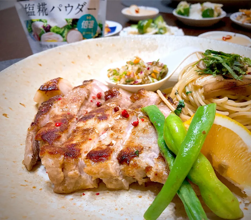 Snapdishの料理写真:10/31 厚切りポークステーキ🥩|あーるさん