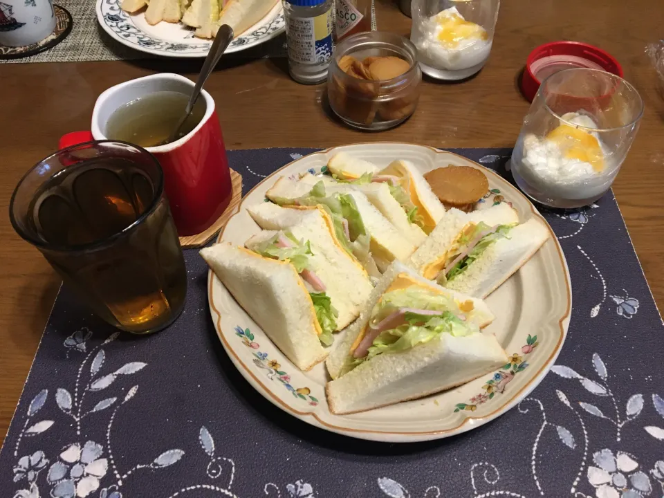 Snapdishの料理写真:サンドイッチ、沢庵、タマネギスープ、六条麦茶、フルーツスプレッドトロピカル＆バナナ入りヨーグルト(昼飯)|enarinさん