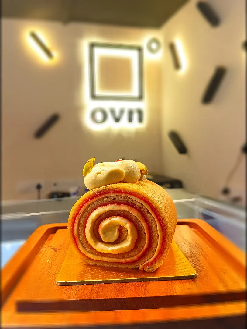 strawberry pistachio Swiss roll|tonkay thapaさん