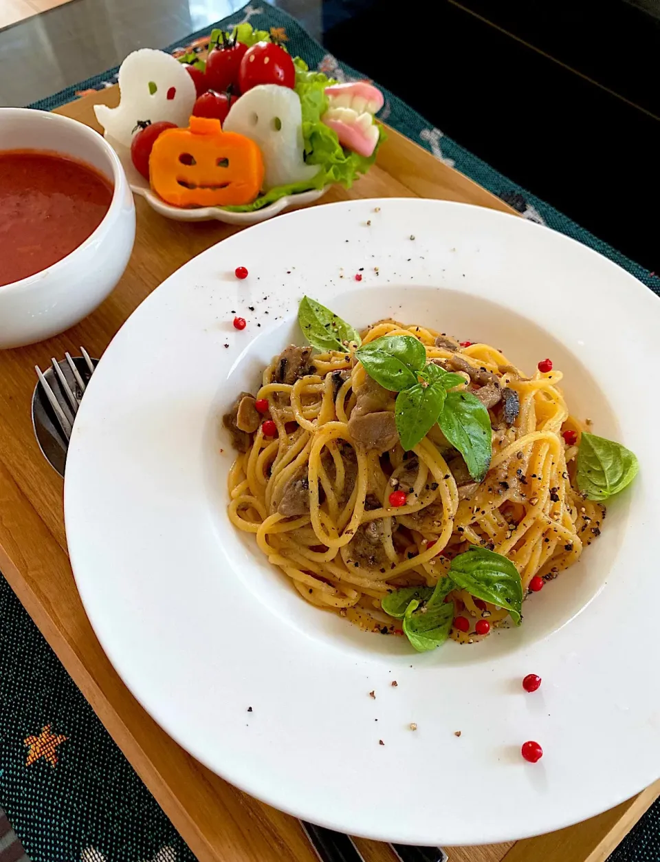 ゆかりさんの料理 きのこ味わうペペロンチーノ🌱ゼンブヌードル使用〜ハロウィンバージョン🎃〜|ゆかりさん