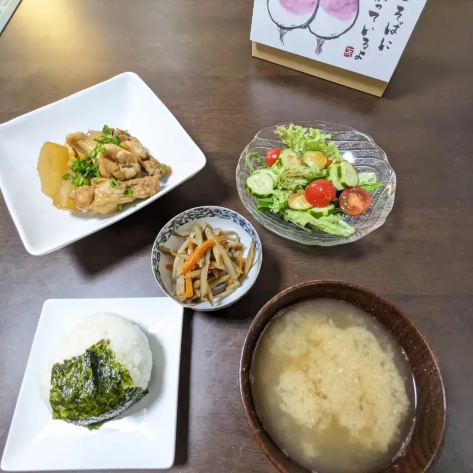 Snapdishの料理写真:お昼ご飯  新米のおにぎり
大根と手羽元のさっぱり煮
きんびらごぼう
サラダ|ヒカリーさん