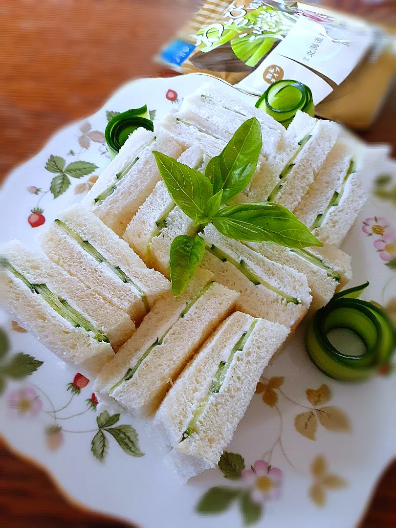 Snapdishの料理写真:玉露園さんのわさび風味こんぶ茶で～🎶
きゅうりとクリームチーズのサンドイッチ🥒|fumfumさん