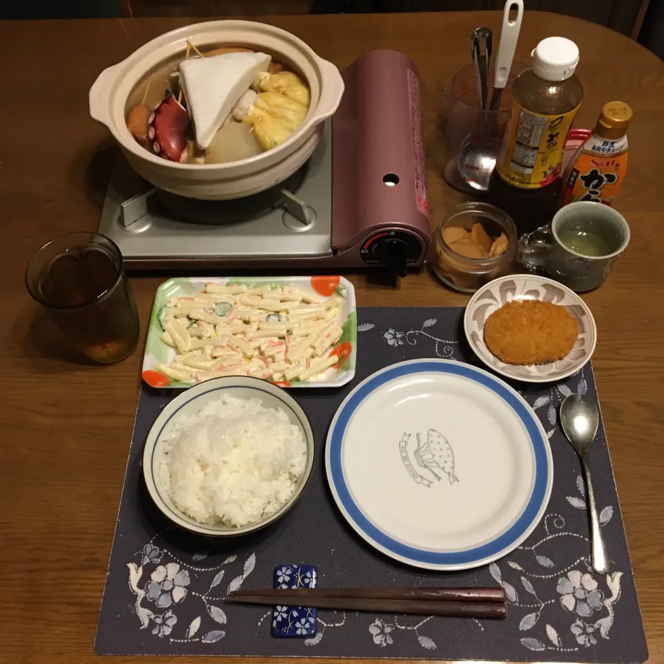 ご飯、おでん、コロッケ、マカロニサラダ、沢庵、六条麦茶、葡萄ジュース寒天(夕飯)|enarinさん