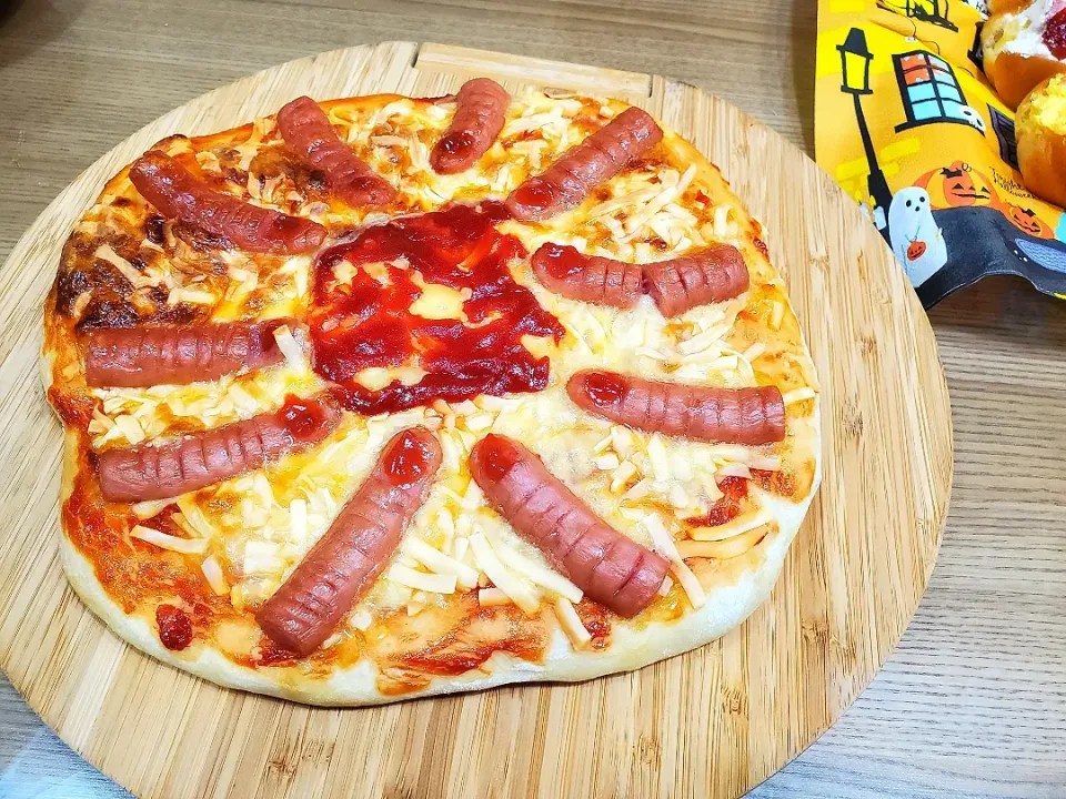 ハロウィン🎃指ウインナーピザ🍕|さーりさん