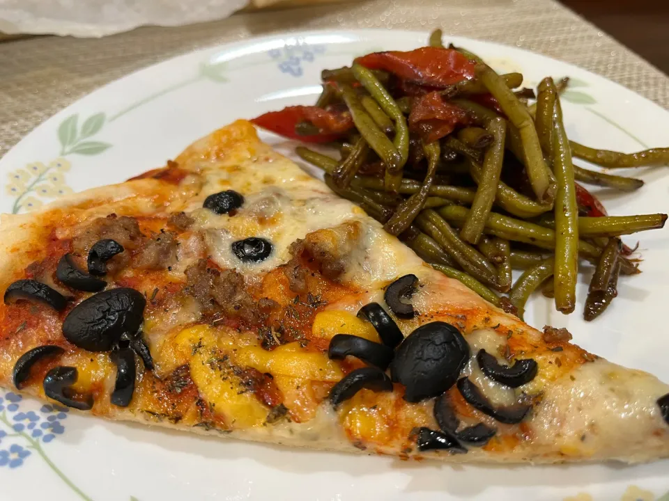 Halloween Pizza with 🕷️and 👻with green beans|Laki Maikaʻiさん