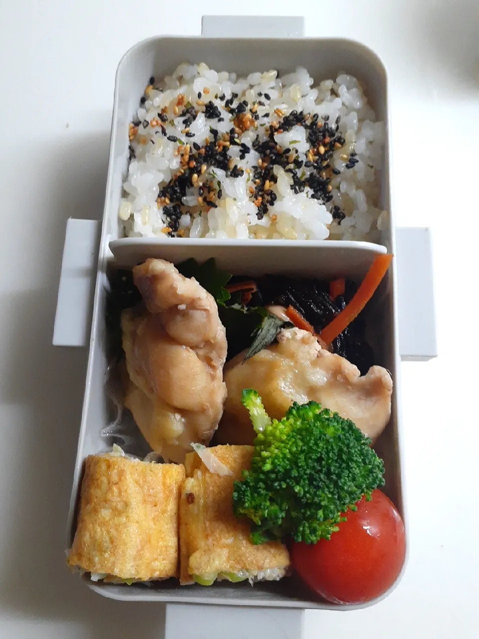 ☆中学生弁当☆玄米入りあじごまひじきごはん、ひじき煮物、鶏塩麹焼き、シラス葱卵焼き、ブロッコリー、ミニトマト|ｼｮｺﾗさん