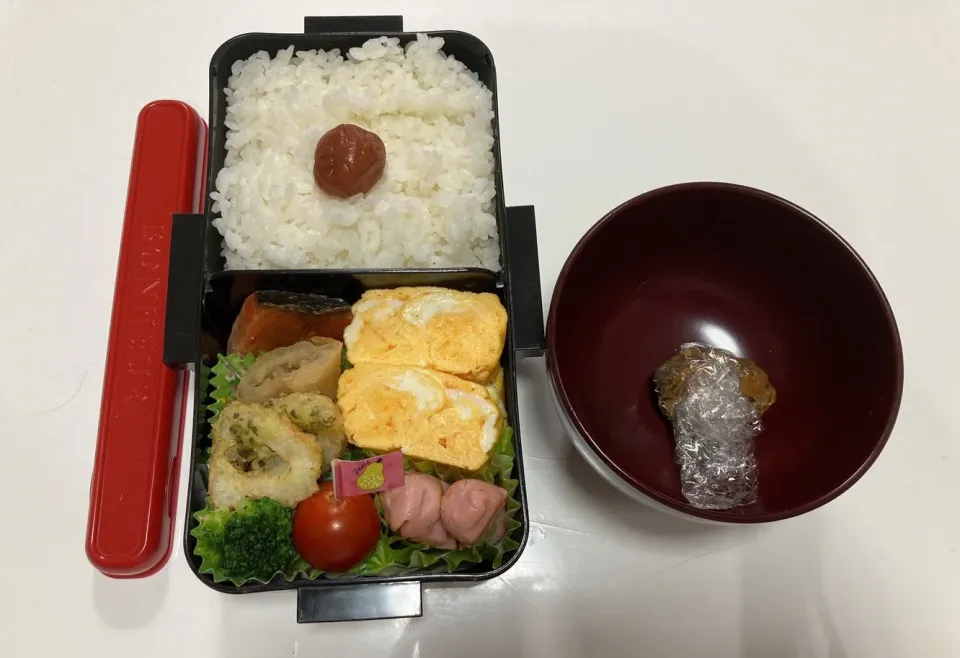 Snapdishの料理写真:パパ弁☆鮭☆卵焼き☆春巻き☆ちくわの磯部揚げ☆魚ニソ炒め☆ブロッコリー☆プチトマト☆みそ玉|Saharaさん