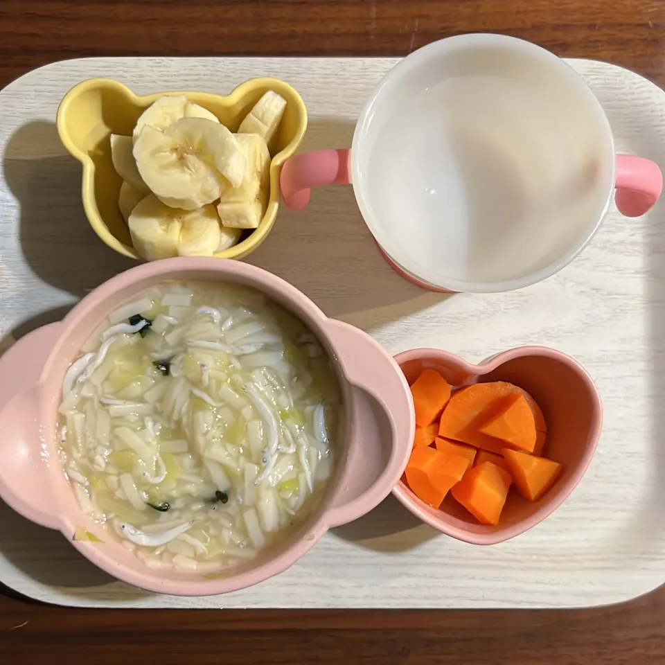 Snapdishの料理写真:しらすとわかめのうどん、にんじん、バナナ、湯冷し|km2571さん