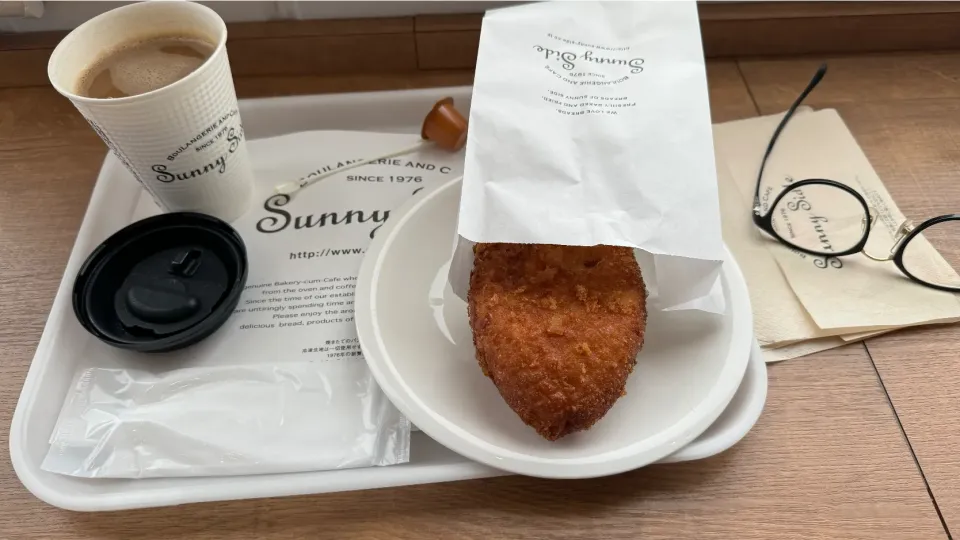 Snapdishの料理写真:SunnySide高槻岡本店でおやつタイム(名物のカレーパンとホットコーヒー)|Saudadeさん