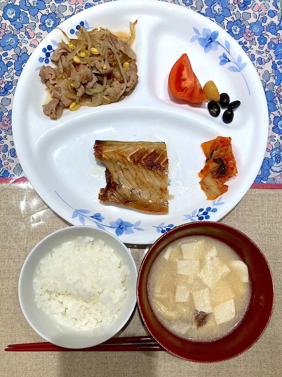 塩の鯖焼き　肉もやし炒め|おしゃべり献立さん