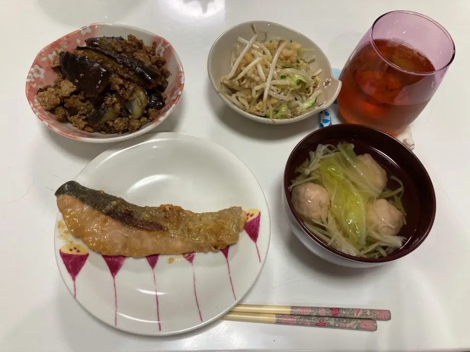 晩御飯☆鮭のみそマヨ焼き☆麻婆茄子☆中華和え（もやし・胡瓜・天かす）☆すまし汁（白菜・えのき・カニつみれ）|Saharaさん